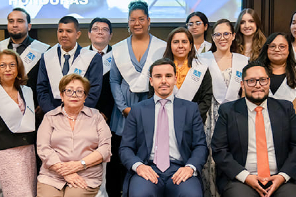 UNIB reconhece estudantes bolsistas com entrega de diplomas na Nicarágua